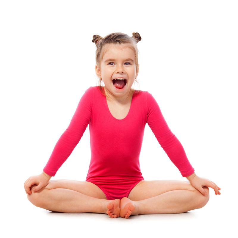 白色背景中开心大笑的小女孩