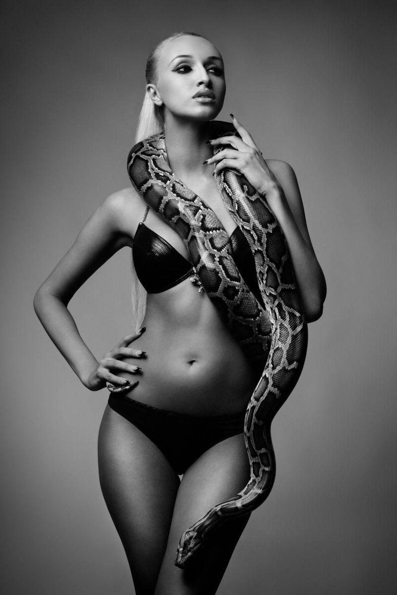 黑白风格的性感比基尼美女和蟒蛇