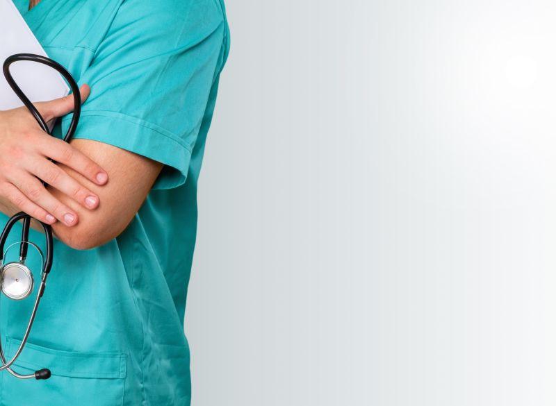 拿着听诊器的诊所医生