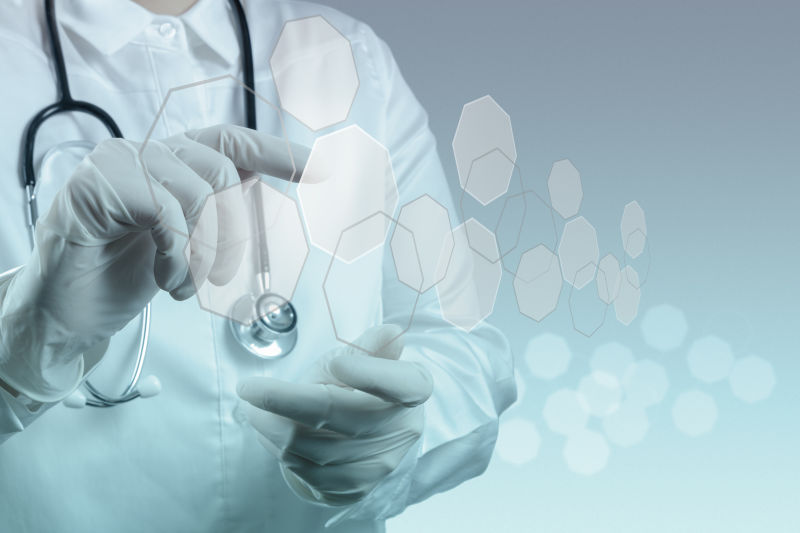 穿着白色大褂戴着听诊器的医生