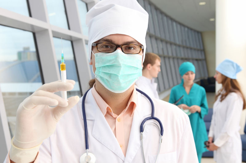 拿着针筒的医生