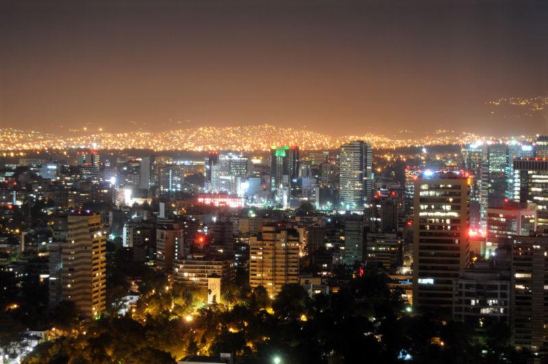 墨西哥城市中心的天际线的夜晚风景