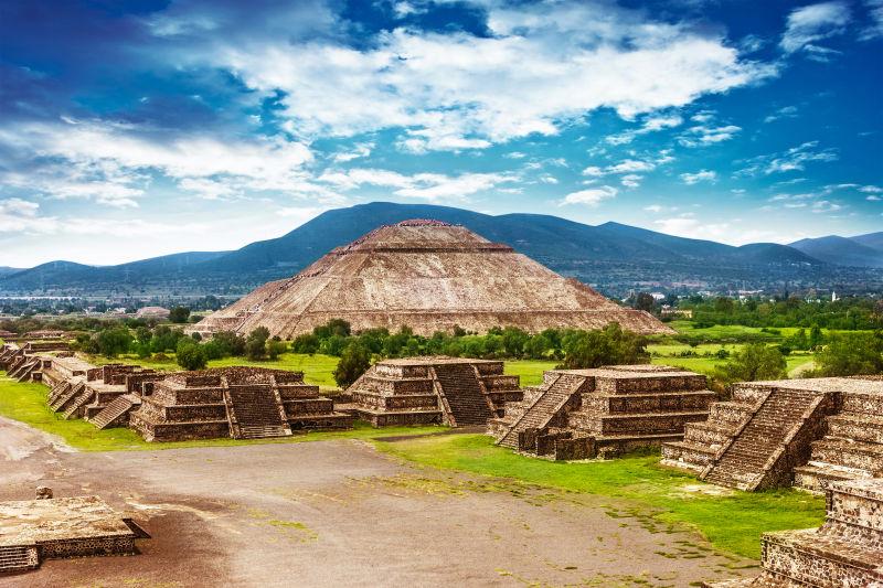 在墨西哥古老的历史文化名城的大道特奥蒂瓦坎金字塔