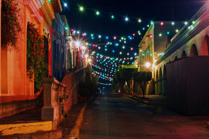 墨西哥马扎特兰的街边彩色路灯