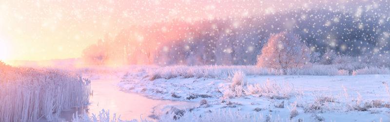 冬天阳光灿烂的早晨旭日在白霜中照亮白雪和树木