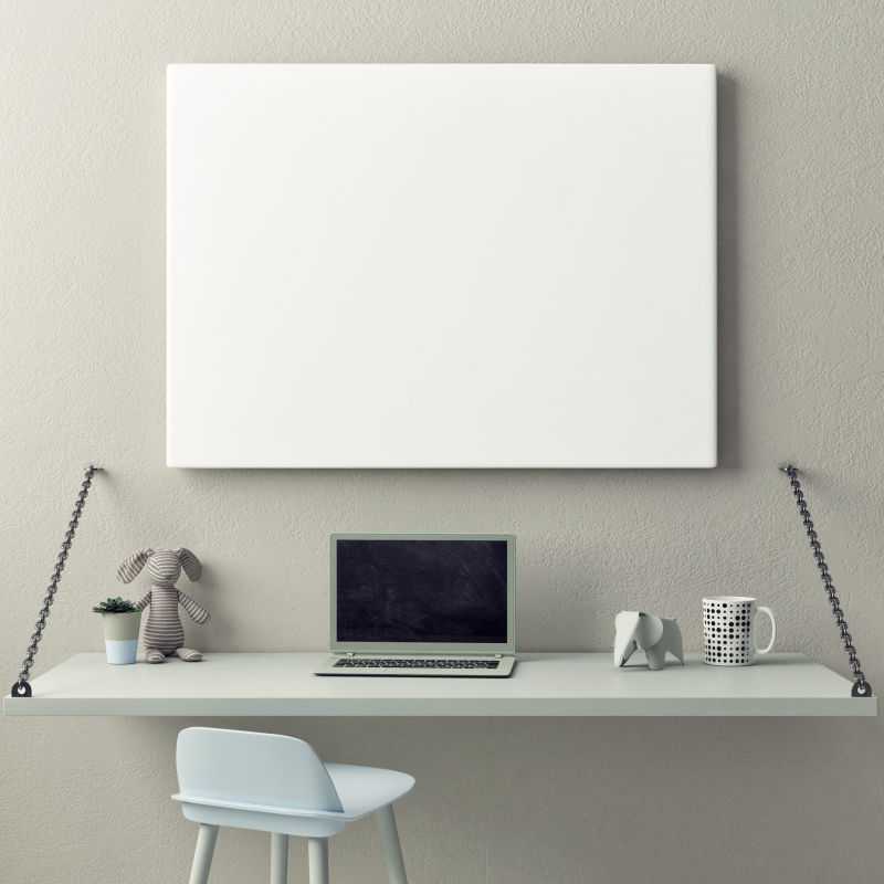 笔记本电脑上方的海报