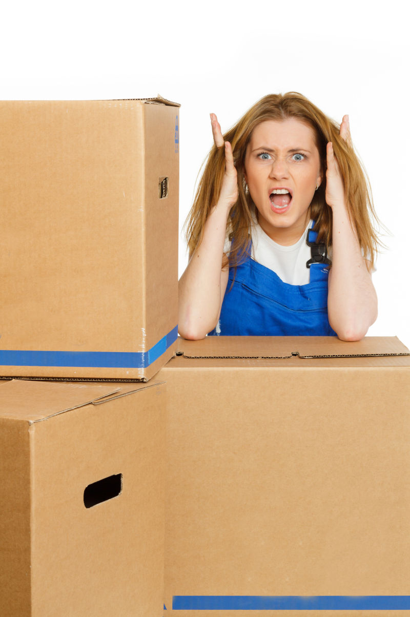 在纸箱上的美女