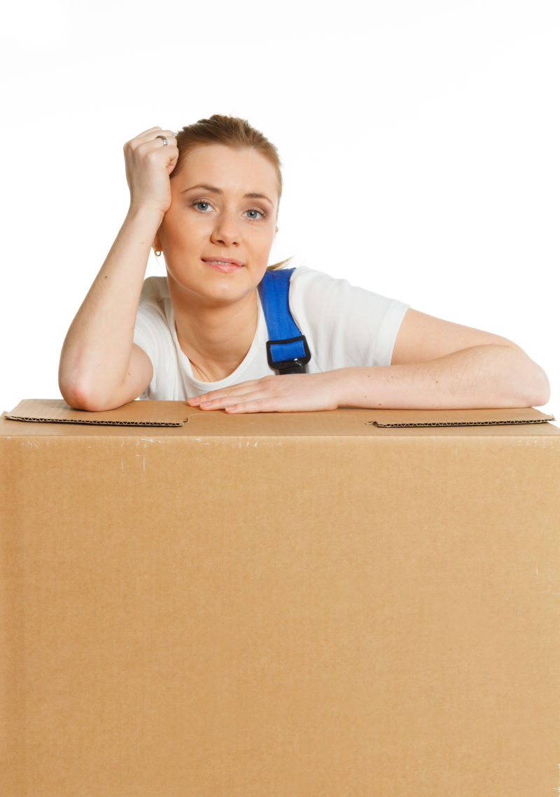 靠着纸箱的女工