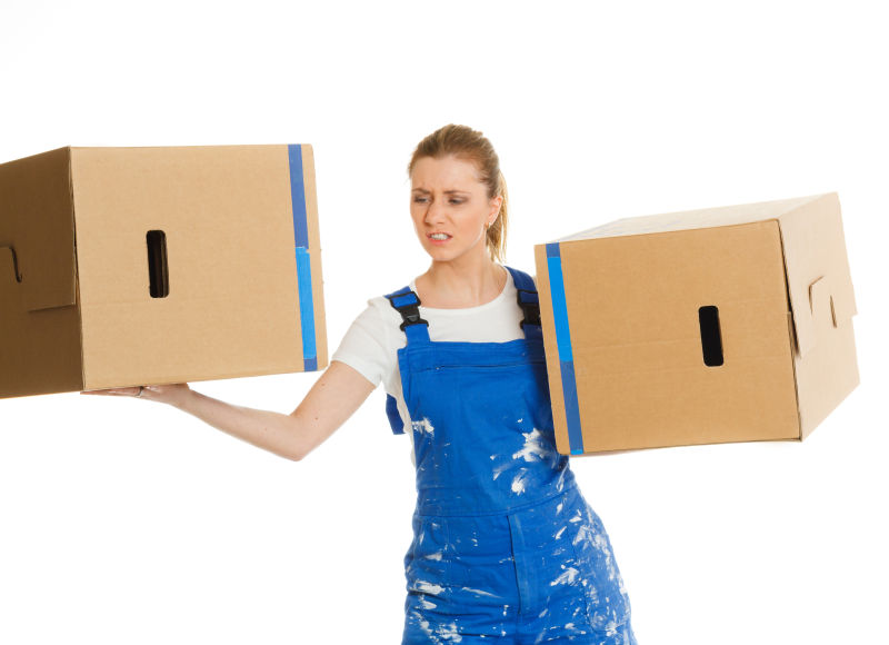 美女扛着两个纸箱