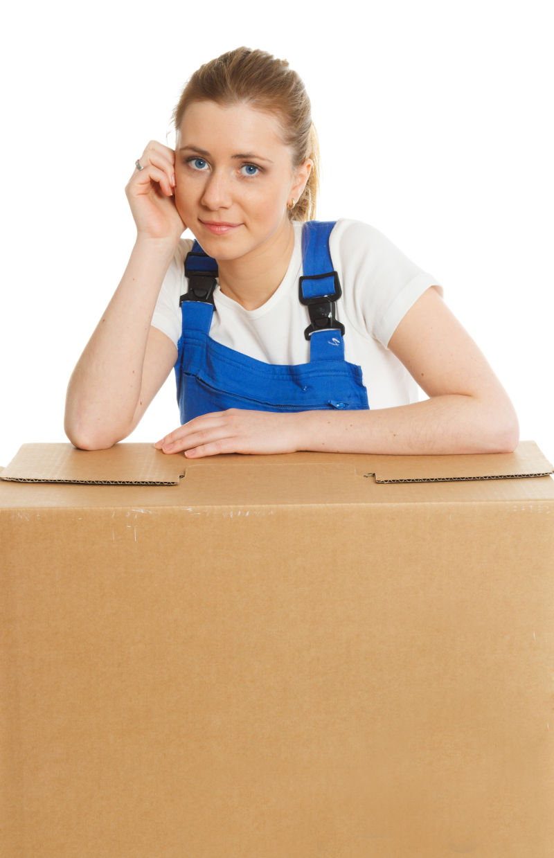 纸箱上靠着以为美女