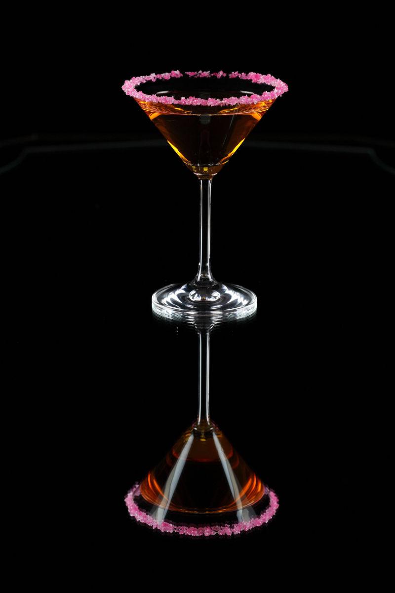 黑色背景下的鸡尾酒马蒂尼