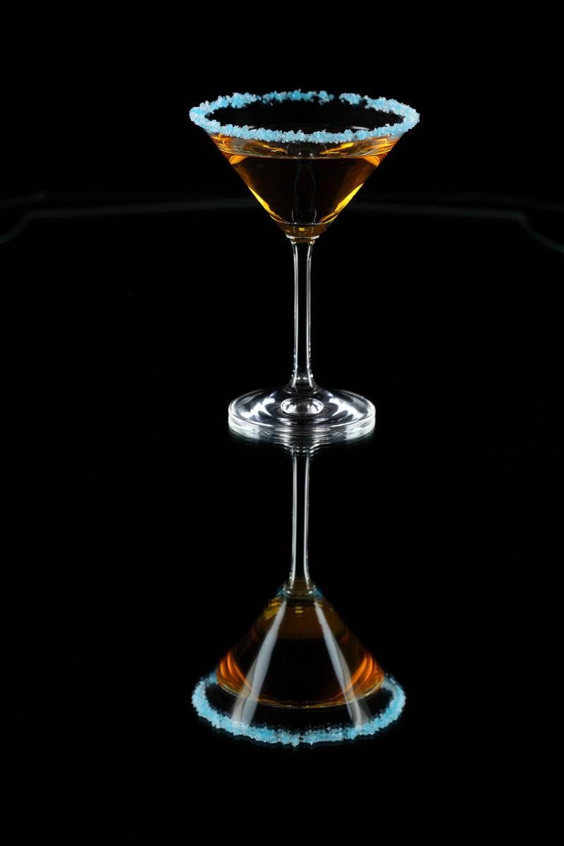 黑色背景下的现代鸡尾酒