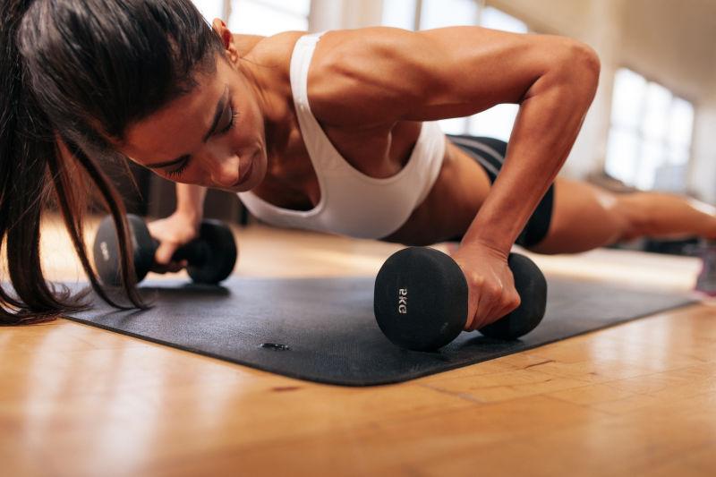 强壮的年轻女子做俯卧撑