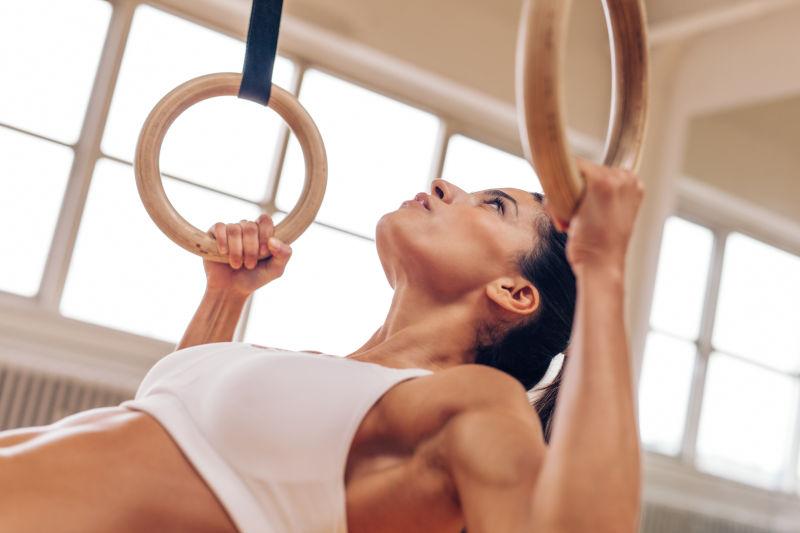 健美女子用体操圈做拉力