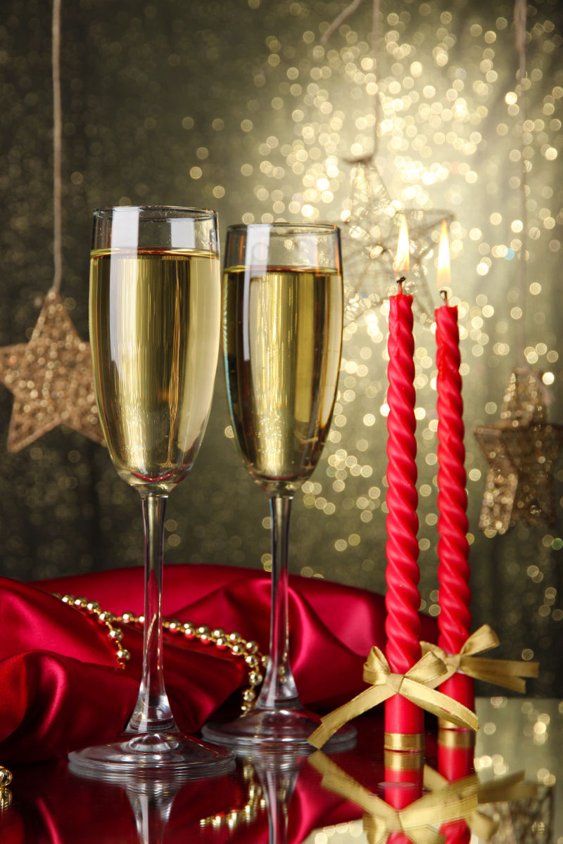 明亮的背景下的高脚杯中的香槟酒