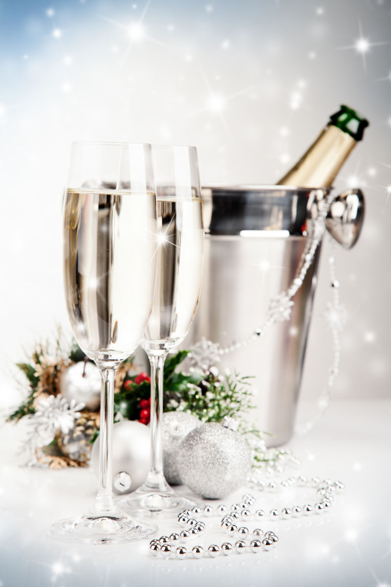 白色玻璃杯中的透明香槟酒