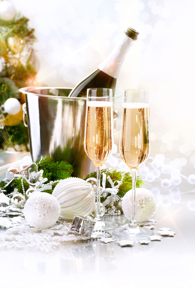 冰桶中的香槟酒和高脚杯搭配
