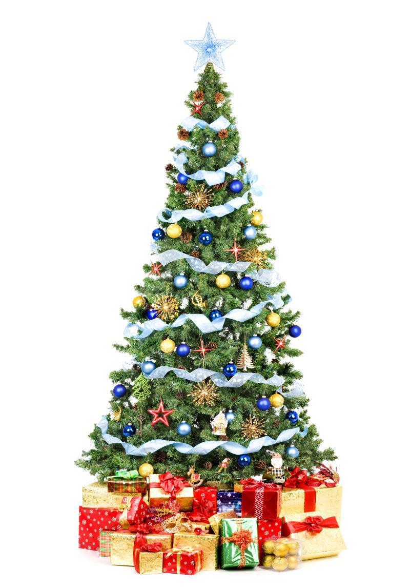 圣诞树下和许多圣诞礼物