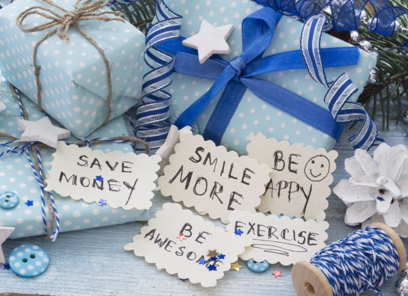 蓝色纸包装的圣诞礼物与圣诞节许下的愿望