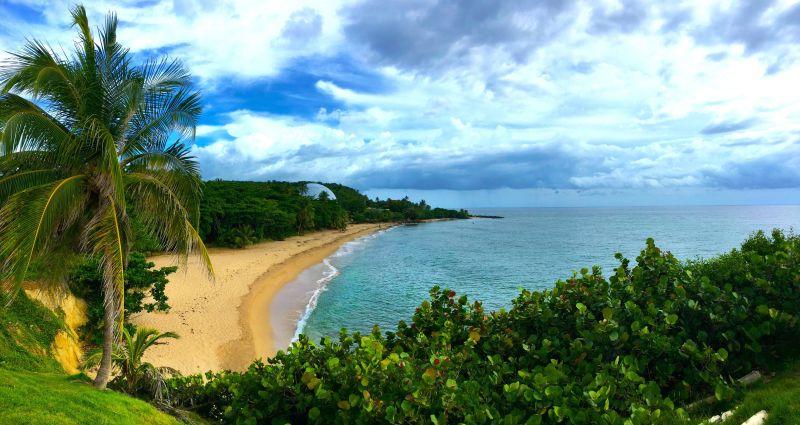 蓝天白云下美丽的热带岛屿风景