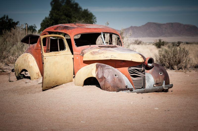 沙漠中废弃的老爷车