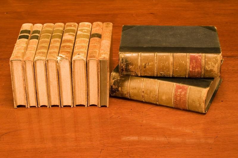 木桌上的古代书籍