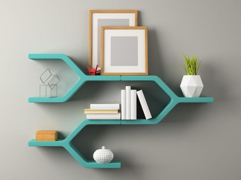 灰色墙壁上的架子