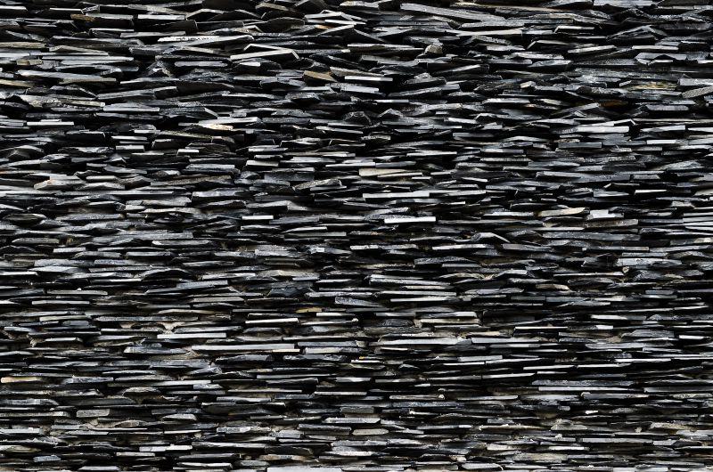 黑色杂乱的石板墙纹理背景