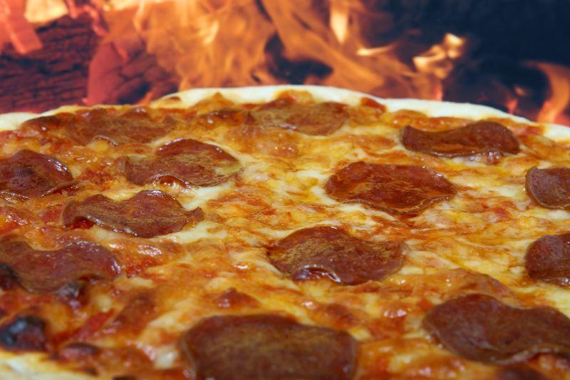 传统的意大利奶酪香肠比萨