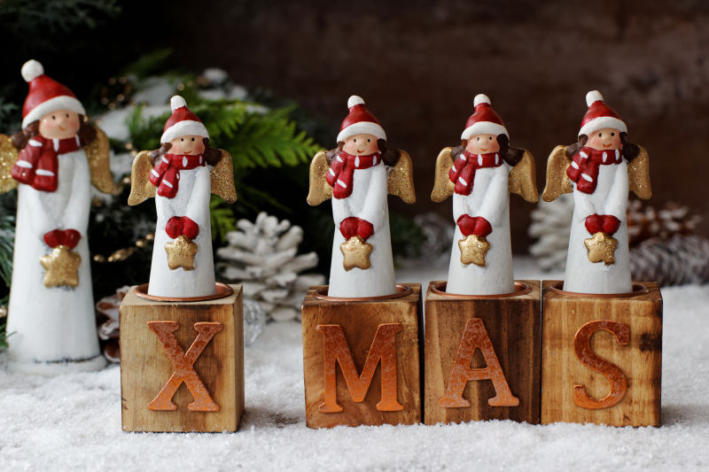 雪地里的圣诞装饰品