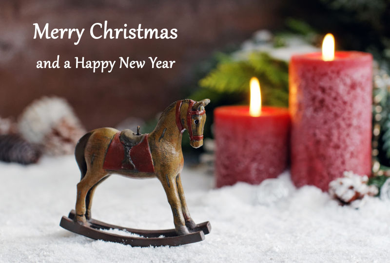 燃烧的红色圣诞蜡烛与装饰