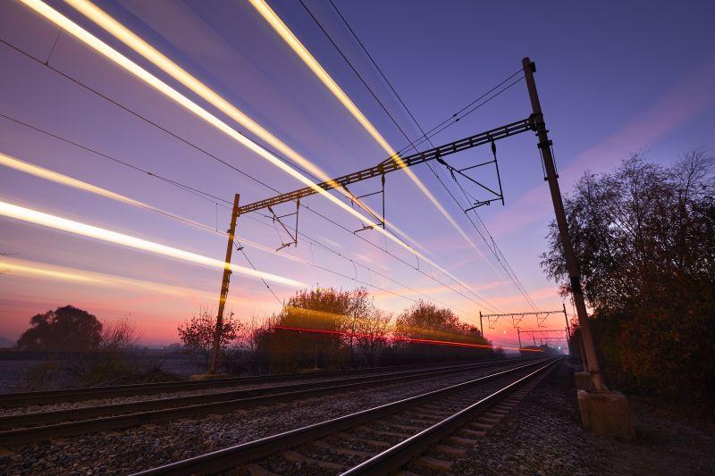 在日出下的的火车铁轨