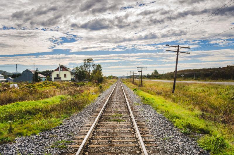 蓝天白云下乡镇上的铁轨