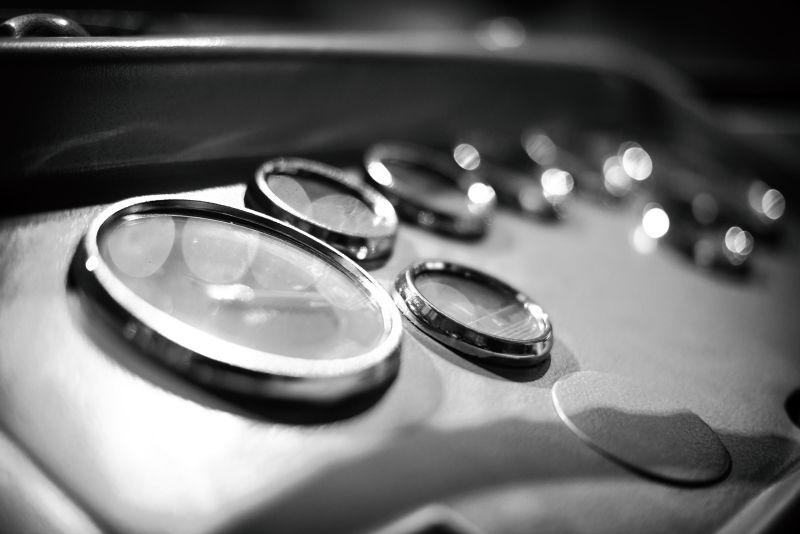 复古汽车内部仪表盘