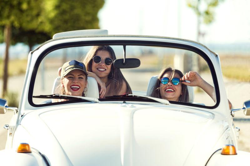三个开汽车旅游的年轻美女