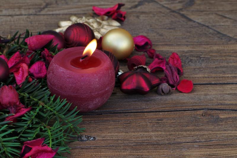 圣诞节装饰物品和蜡烛