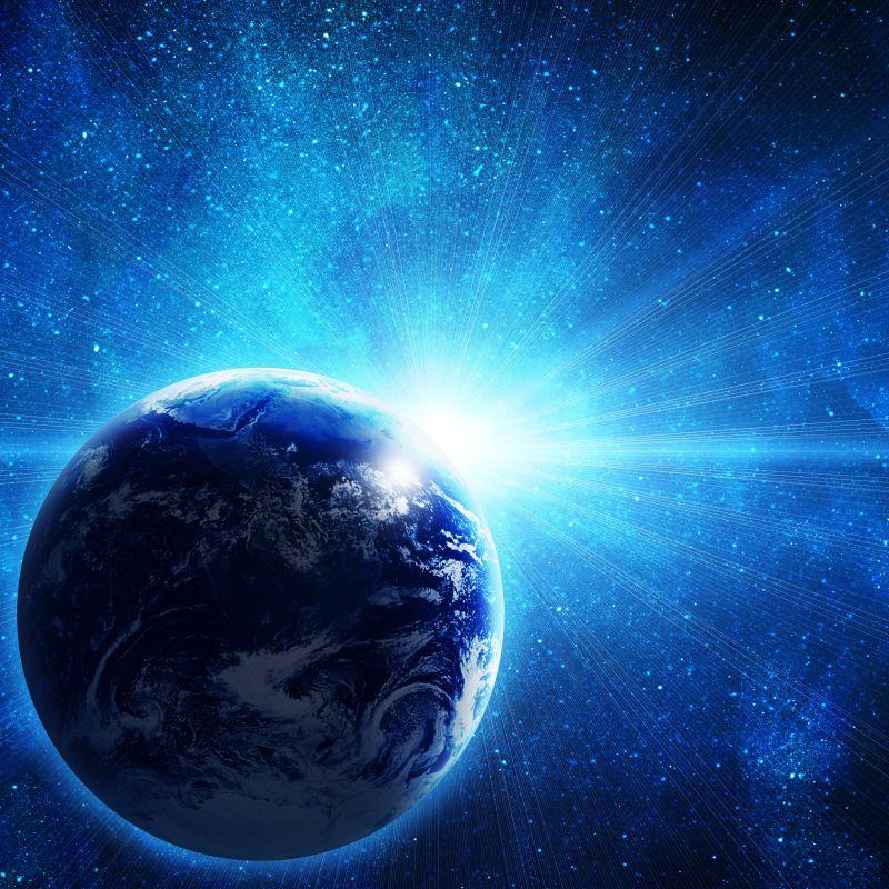 太空中收太阳光照射的蓝色地球