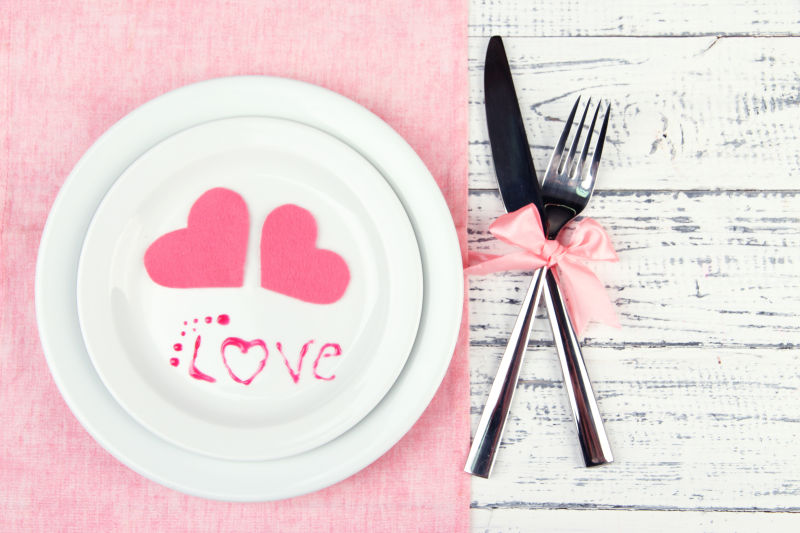 木制背景下的浪漫节日餐桌