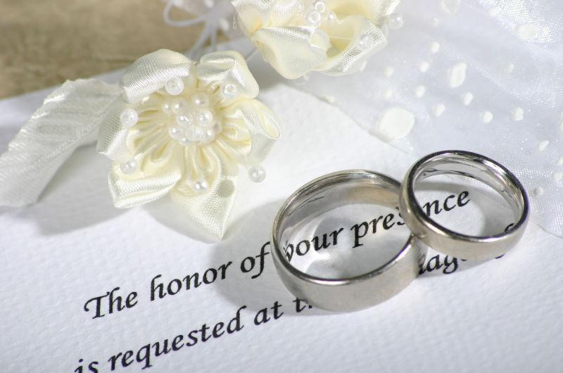 结婚邀请卡上的结婚对戒