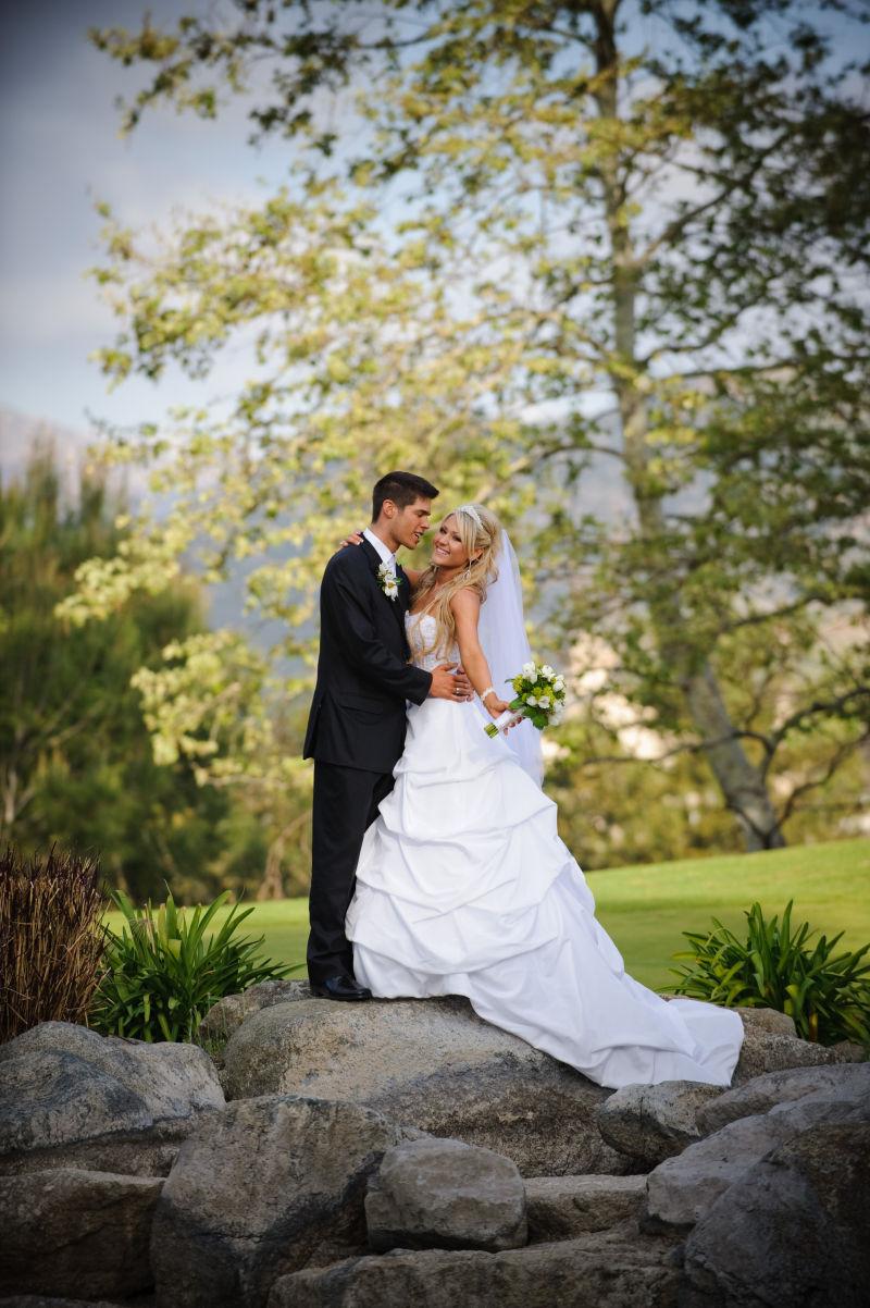 在户外拍婚纱照的新人