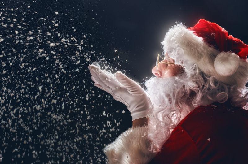 圣诞老人吹雪图片 黑色背景下的圣诞老人吹雪素材 高清图片 摄影照片 寻图免费打包下载