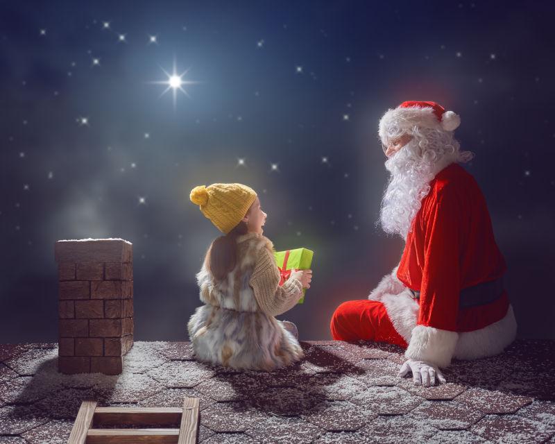 圣诞老人与手拿圣诞礼物的小女孩