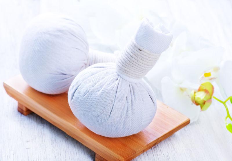 木桌上温泉浴用按摩材料