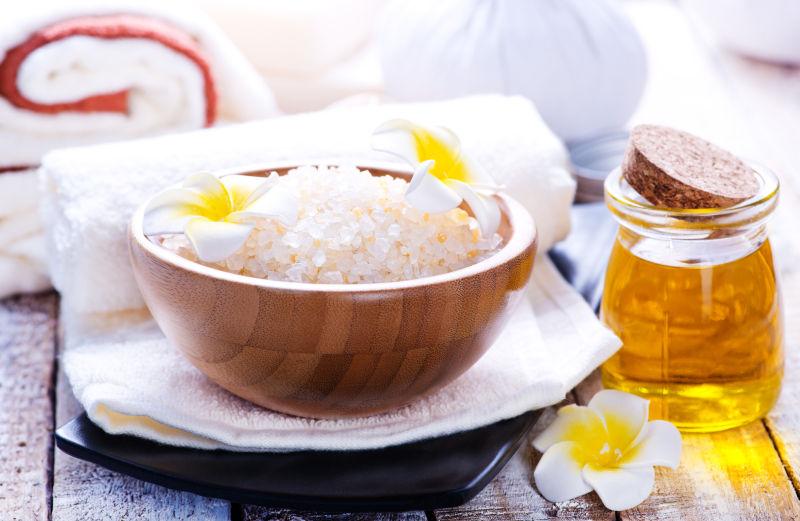 木桌上的浴盐精油和毛巾