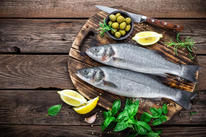 木桌上的生海鱼