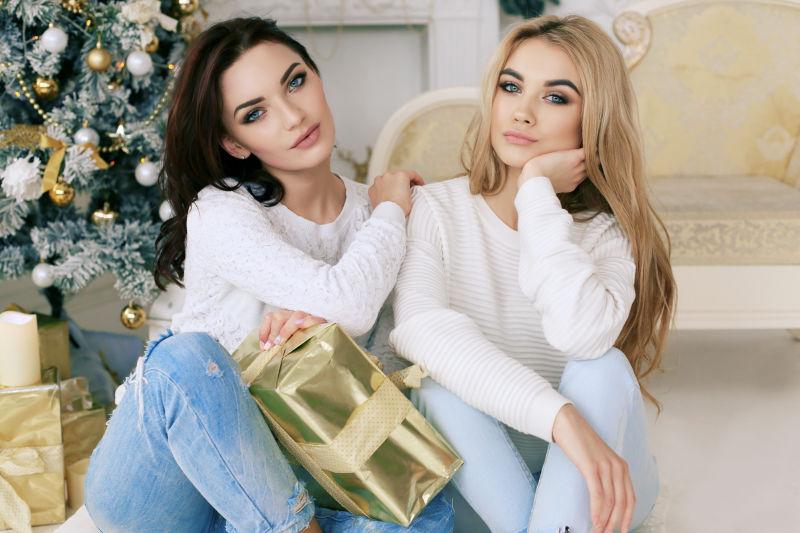 美丽女孩穿着舒适的情侣服庆祝新年假期