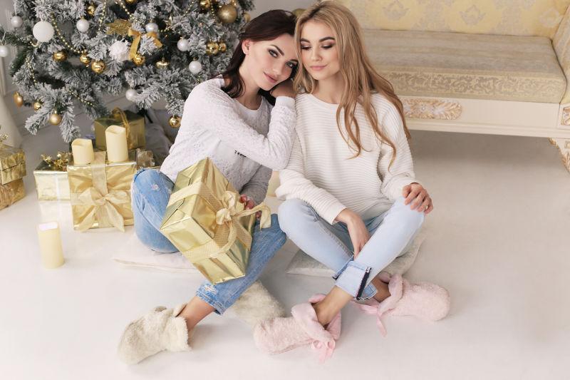 美丽女孩穿着舒适的家居服庆祝新年假期