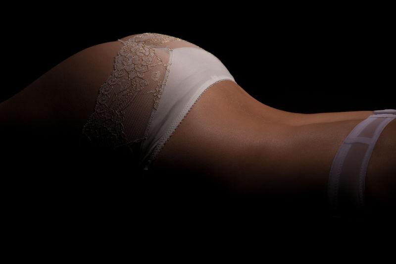 穿着白色内衣的女人