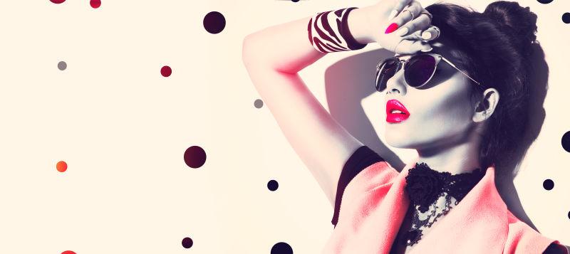 时尚模特美女戴时尚太阳镜及配饰