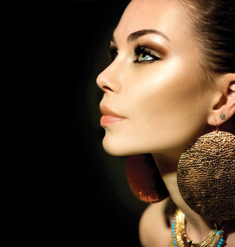 戴着金色首饰的黑发美女